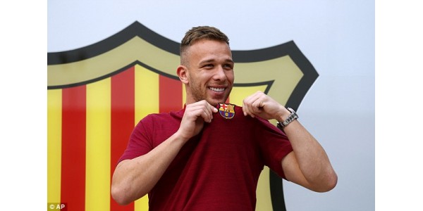 Arthur ingressou oficialmente em Barcelona